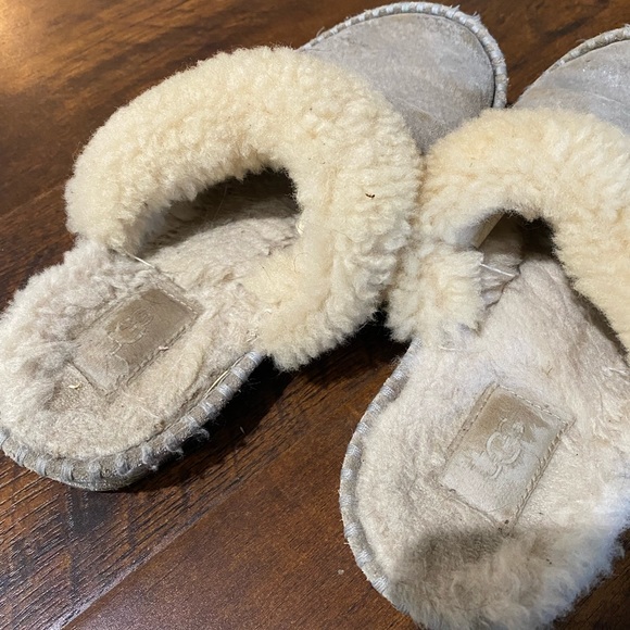 Uggs slippers size 6 - Picture 4 of 5